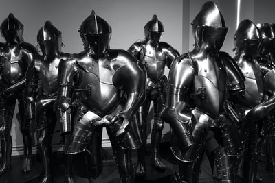 灰色金属盔甲